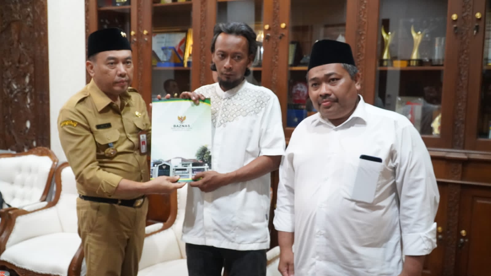 Pj Bupati Bantu Biaya Berobat Anak yang Sakit 7 Tahun