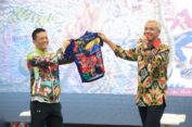 Ganjar Pamerkan Jersey Rider Tour de Borobudur 2022 Karya Anak berkebutuhan khusus