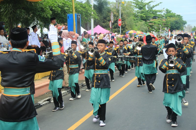 Meriahkan Semarak HSN, Ribuan Santri di Kendal Gelar Pawai Keagamaan