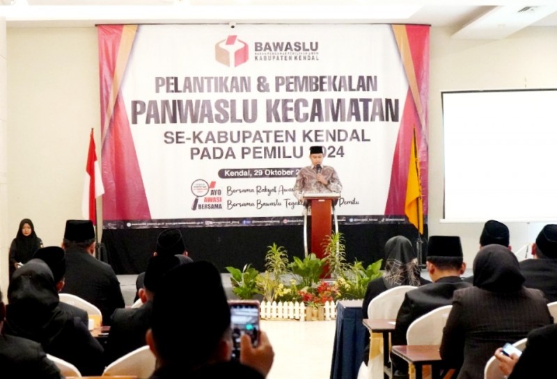 Bupati Dico Hadiri Pelantikan Panwascam Kabupaten Kendal