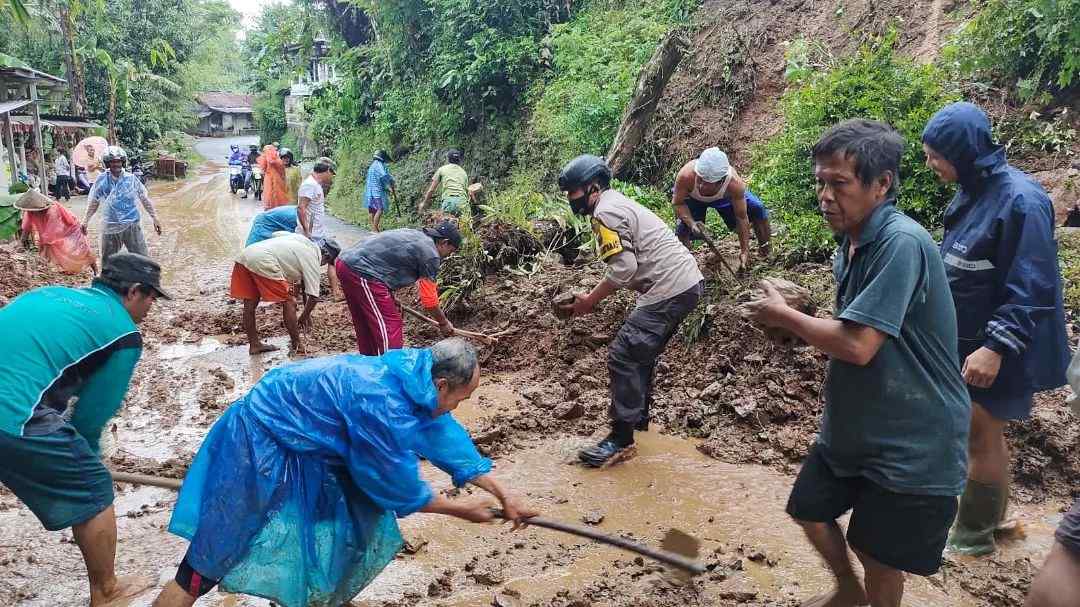 Cuaca Buruk Sebabkan Longsor, Banjir hingga Pohon Tumbang di Kebumen