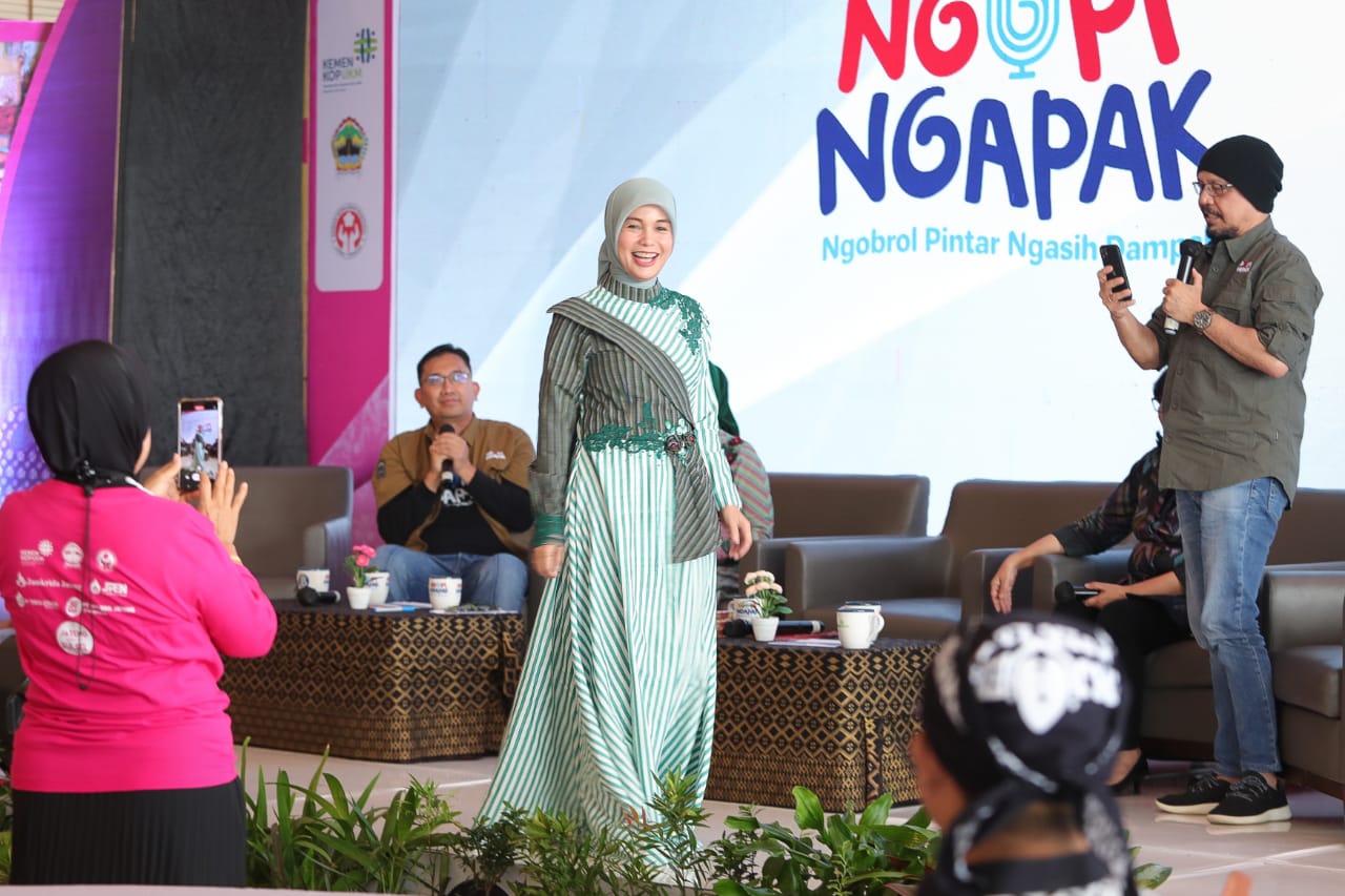 Dekranasda Jateng UMKM Expo 2022, Atikoh Didaulat Jadi Model Dadakan oleh Andy Noya