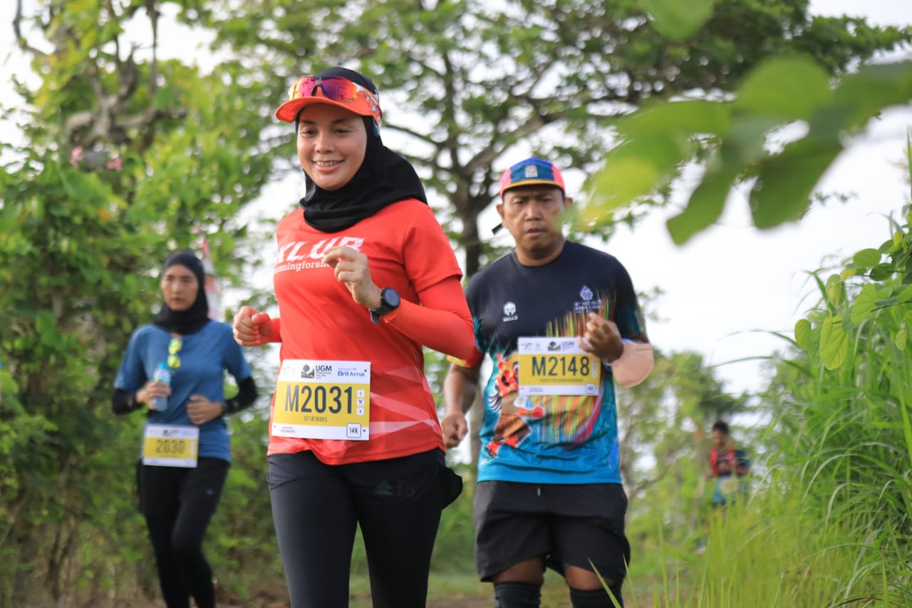 Siti Atikoh Ganjar Juara 3 Kategori Master Female 14K Trail Run di Wanagama