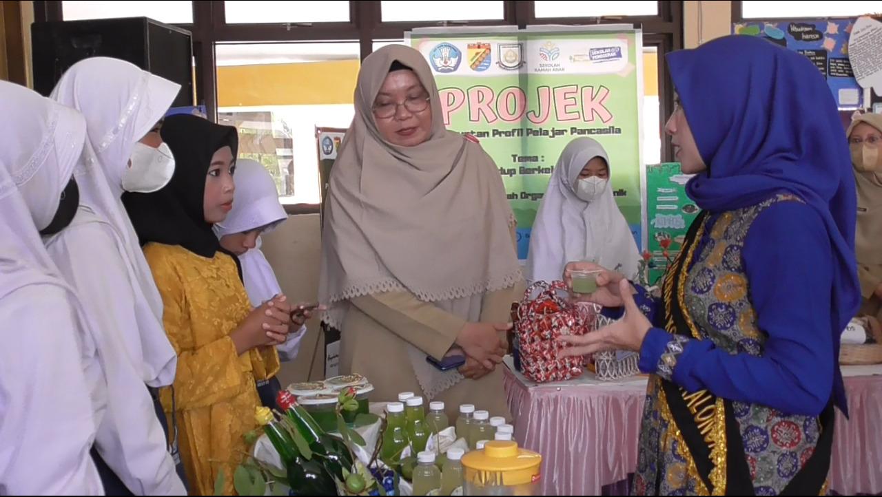 Siswa SMPN 03 Pekalongan Hasilkan Produk Minuman Buah Mangrove