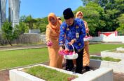 HUT ke-51 Korpri, Sekda Jepara Lakukan Tabur Bunga di TMP Giri Dharma