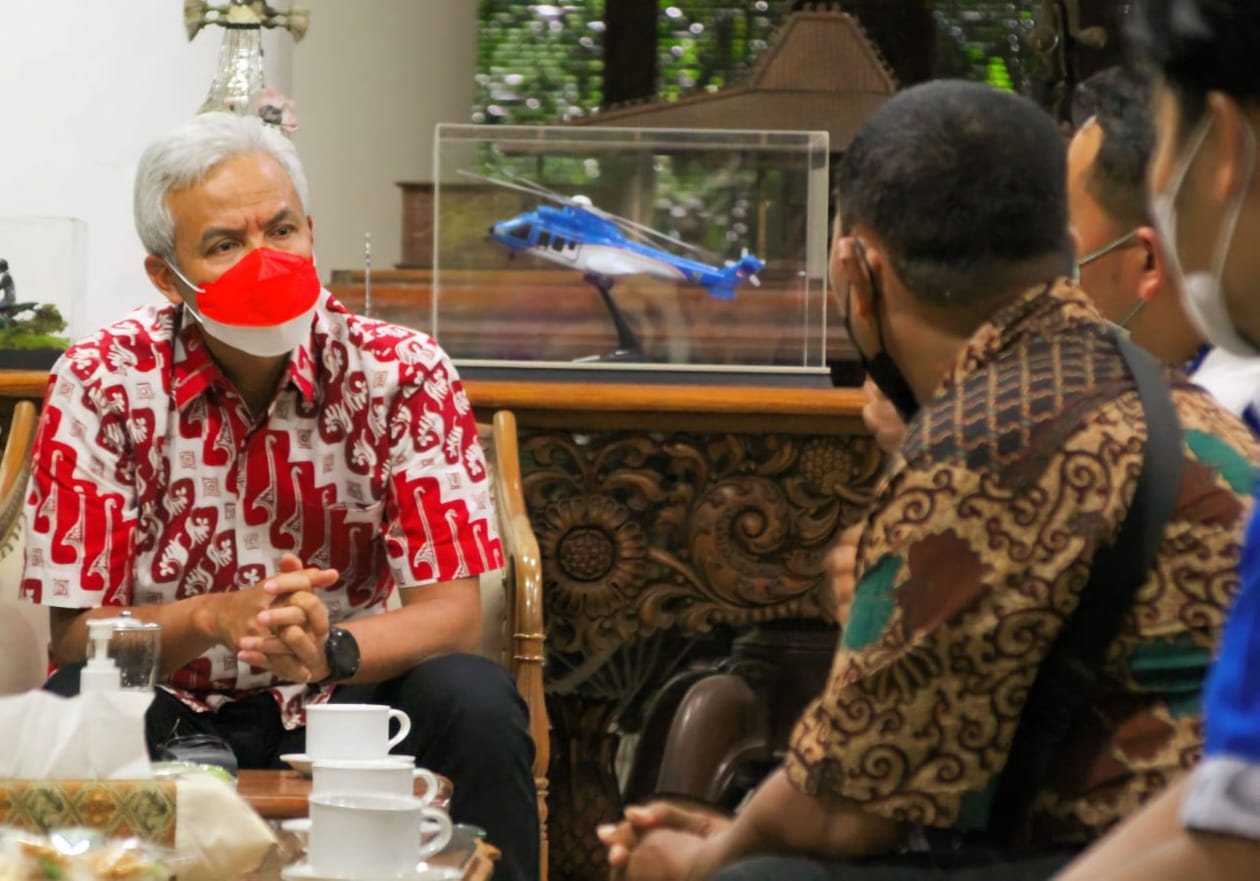 Ganjar Ngobrol Gayeng Bareng Buruh, Diskusi Soal Penetapan Upah