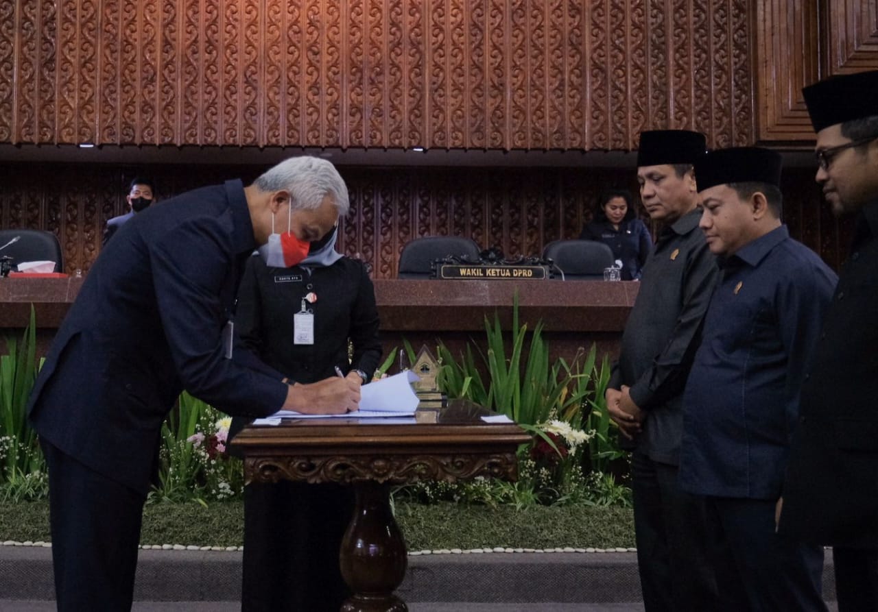 Sepekan Lebih Cepat, Ganjar-DPRD Jateng Teken RAPBD 2023