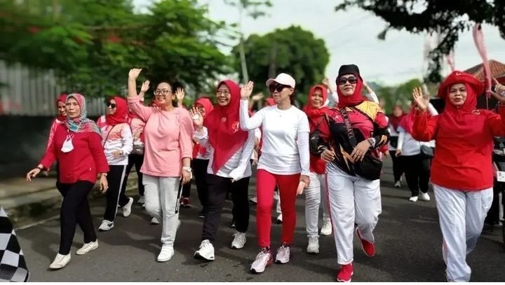 Peringati Hari Ibu, GOW Banjarnegara Gelar Senam Bersama dan Jalan Sehat