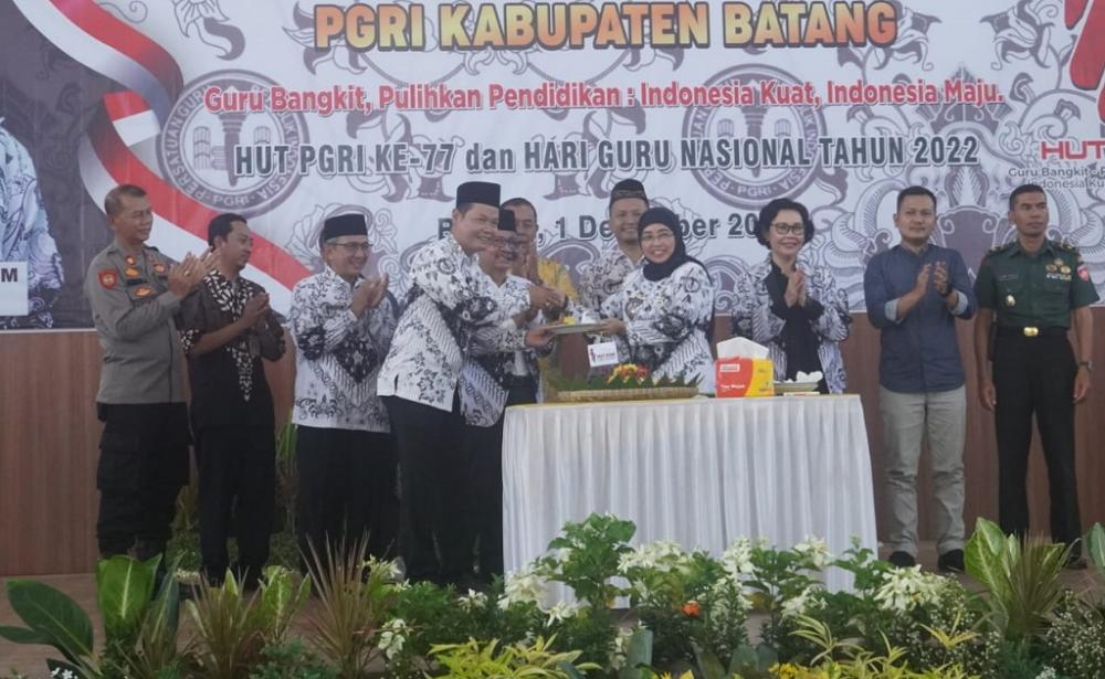 Resmikan Gedung PGRI, Bupati Batang; Termegah Tingkat Kabupaten