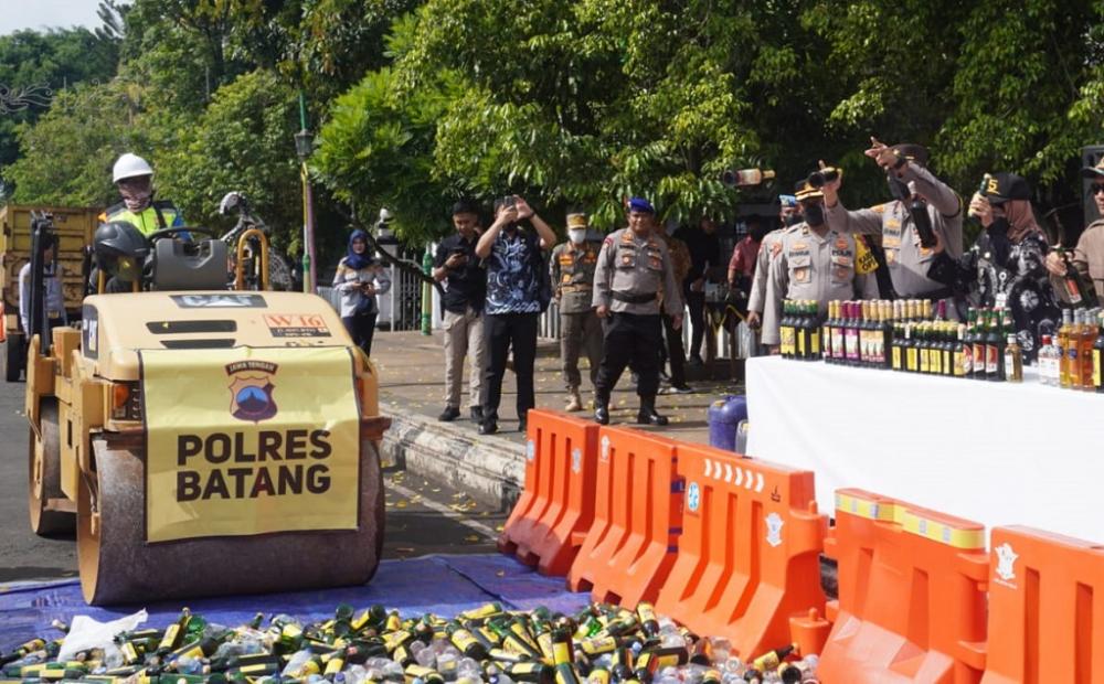 Polres Batang Musnahkan 3.191 Botol Minuman Keras