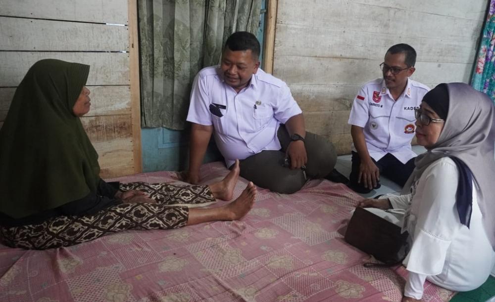 Kunker ke Pecalungan, Pj Bupati Batang Bujuk Warganya untuk Operasi Katarak