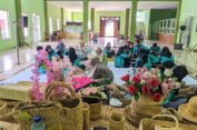 Mahasiswa Program Studi PMI IAIN Kudus Adakan Pelatihan Anyaman Eceng Gondok