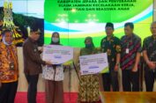 Pj Bupati Jepara Serahkan Santunan Klaim Kematian dan Beasiswa Pendidikan BPJS Ketenagakerjaan