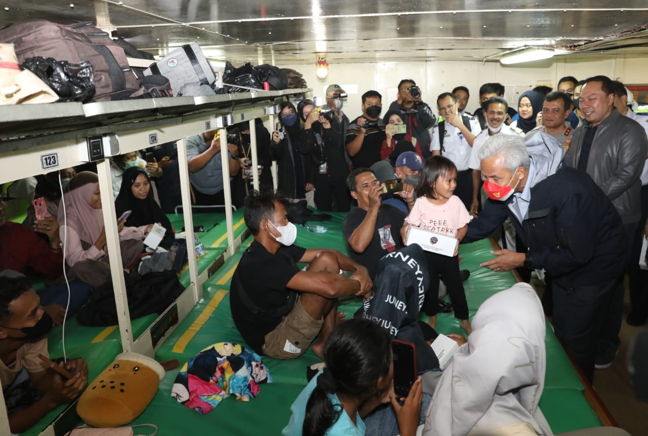 Ganjar dan Menko PMK Lepas KM Kelimutu Bawa Penumpang dan Logistik ke Karimunjawa