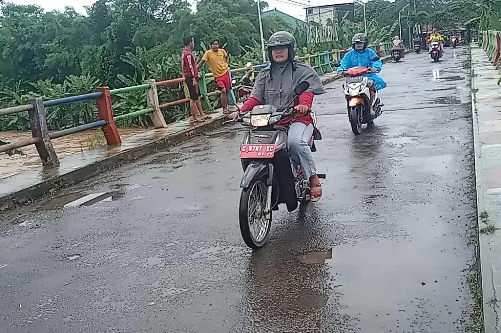 Banjir Terjang Pantura Batang, Warga Manfaatkan Jalur Alternatif
