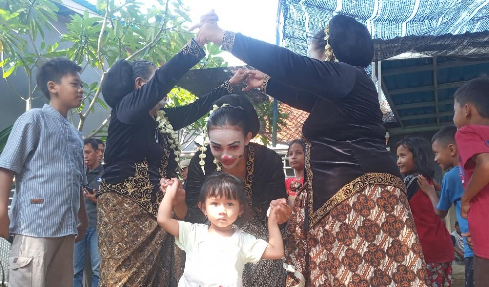 Badut Ndower Undang Gelak Tawa Anak-anak Korban Banjir