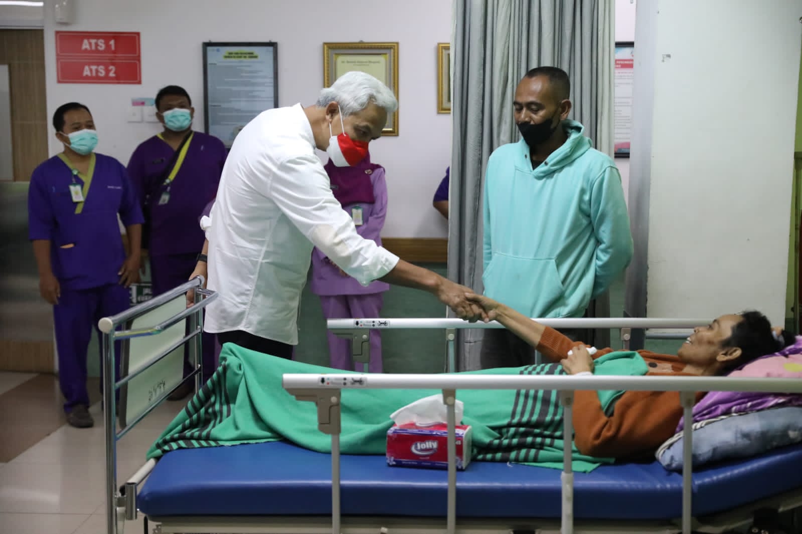 Tahun Baru Ala Ganjar, Tengok RS, Pos Damkar dan Sapa Warga di Kota Lama