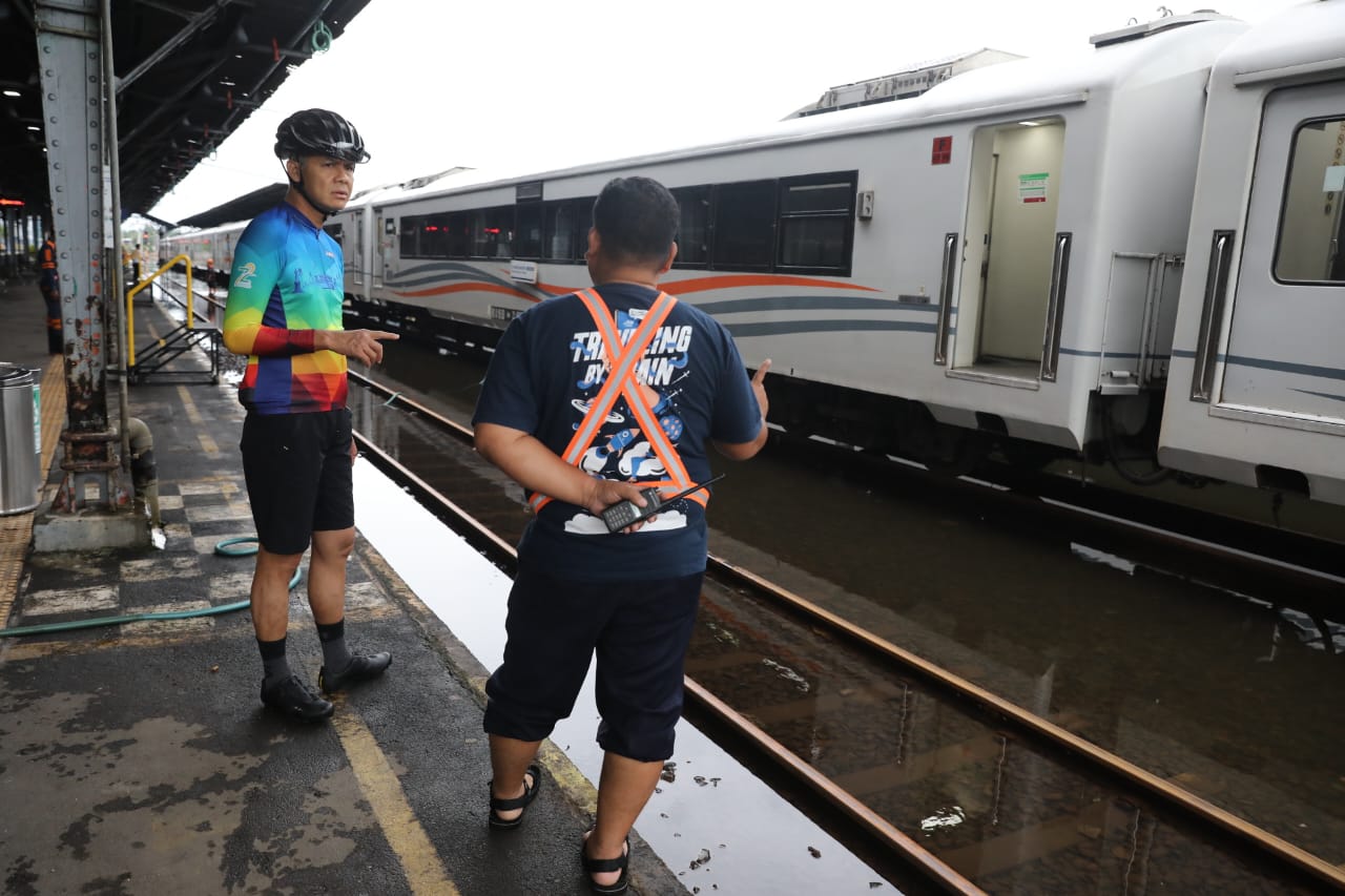 Awali Tahun dengan Gowes Cek Banjir, Ganjar: Sudah Banyak yang Surut