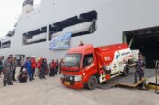 KRI Makassar-590 Tiba, BBM hingga Bantuan Logistik Langsung Terdistribusi