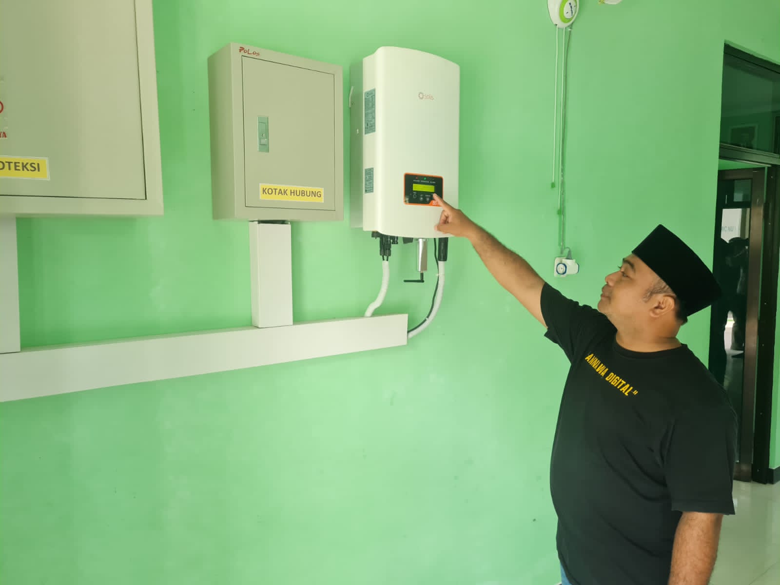 Komitmen Ganjar Optimalkan EBT, Berikan Bantuan PLTS ke Ponpes