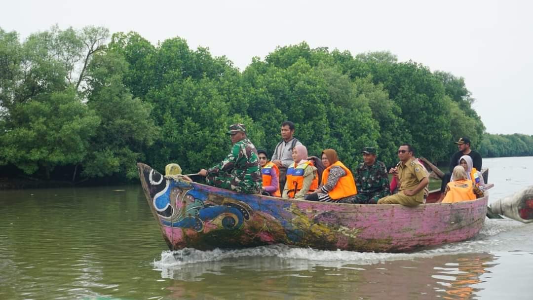Naik Perahu, Ketua Persit KCK Demak Kunjungi Anak Stunting