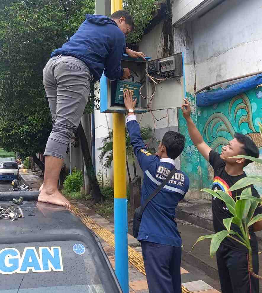 Dishub Pati Lakukan Pemeliharaan Traffic Light Bertenaga Surya di Simpang 4 Lawet