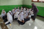 Cegah Anemia, Bagikan Obat Penambah Darah untuk Siswi