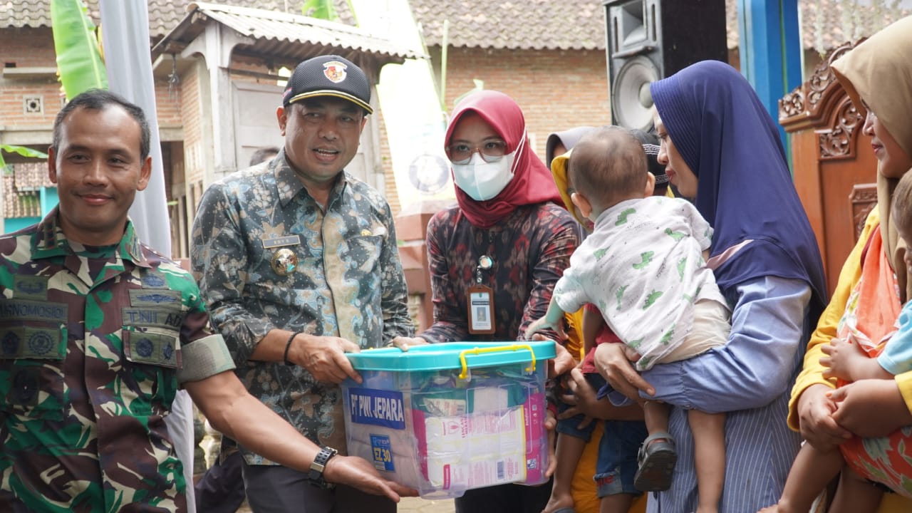 Dampingi Danrem 073/Makutarama, Pj Bupati Jepara Serahkan Bansos