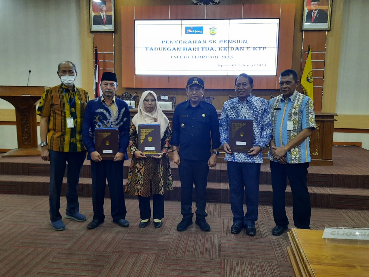 Serahkan SK Pensiun, Edy Supriyanta Ajak Pensiunan Cegah Stunting