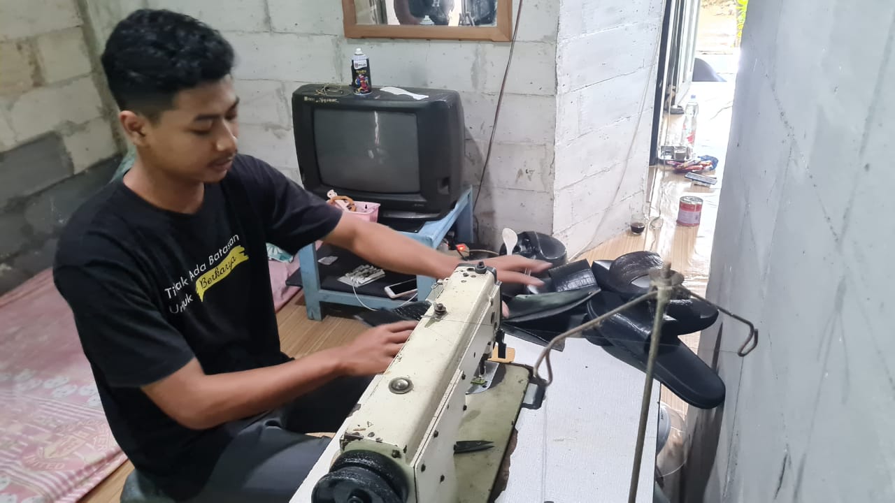 Dipromosikan Lapak Ganjar, Perajin Sandal dari Limbah Kulit di Jepara Banjir Orderan