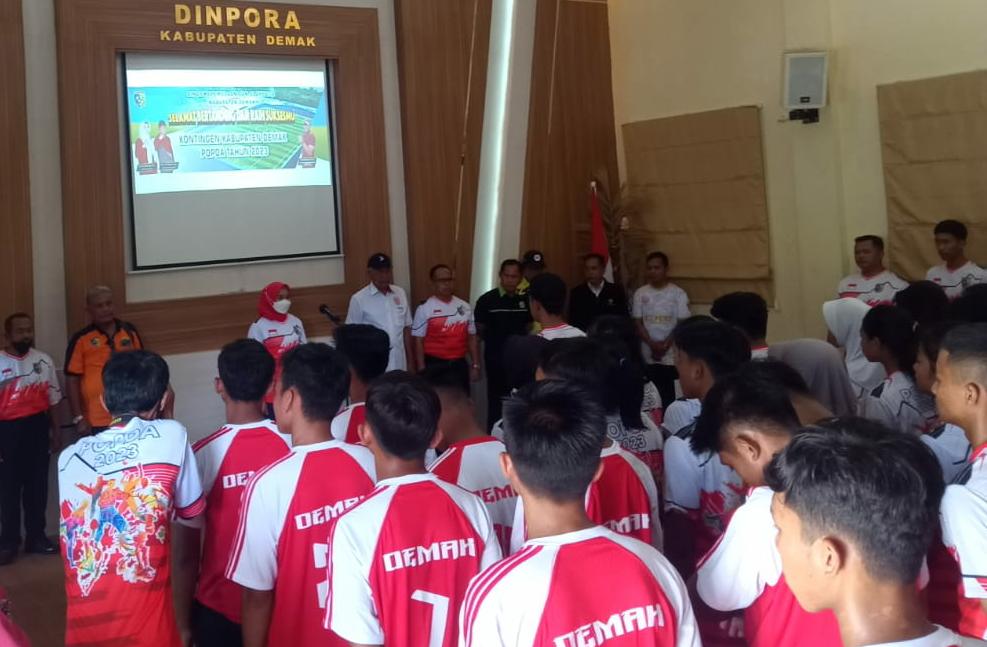 Lepas Atlet Kontingen POPDA, Bupati Demak: Kunci untuk Meraih Kemenangan Adalah Rasa Percaya Diri