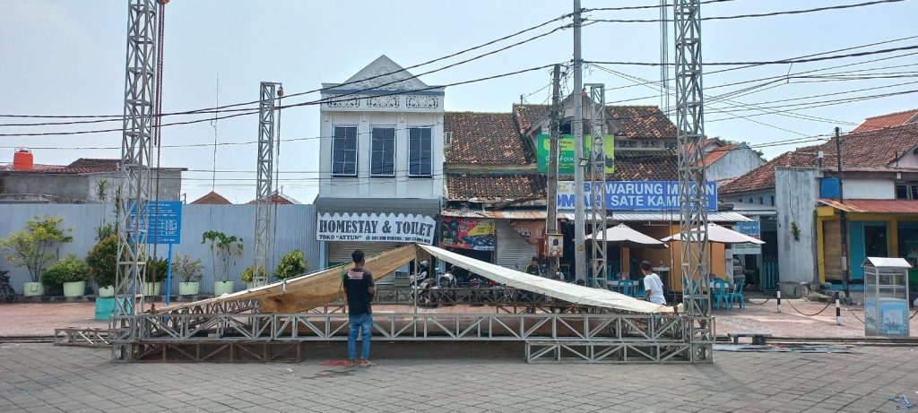 Pemasangan Panggung Persiapan Megengan dan Kirab Budaya Kota Wali