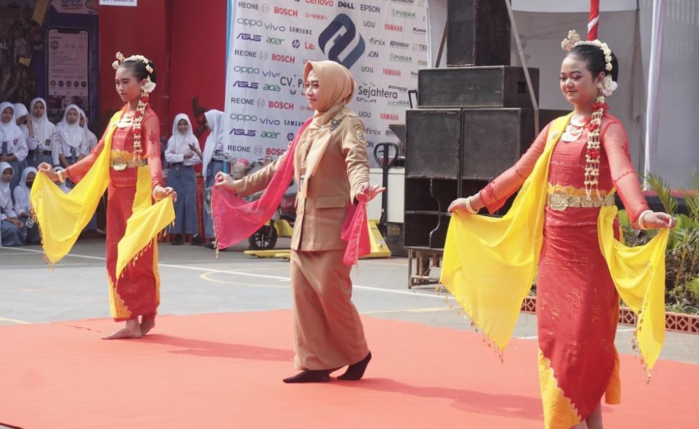 Ekspresif, Kolaborasi Pelajar Bersama Kasi SMK Menari Gambyong di Even Skansa Fair