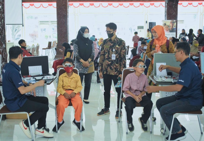MNC Peduli dan Onesight Essilorluxottica Foundation Bantu Kacamata Bagi Siswa SD di Kendal