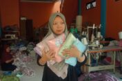 Berawal Dari Coba-Coba, Produsen Mukena di Plupuh Kebanjiran Order