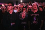 Intip Gaya Ganjar dan Keluarga Nonton Konser Deep Purple di Solo