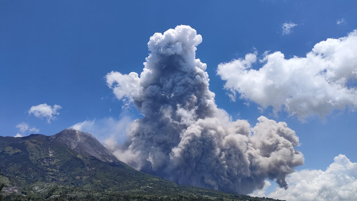 Gunung Merapi Muntahkan Awan Panas, Warga Diimbau Menjauh Hingga 7 Kilometer
