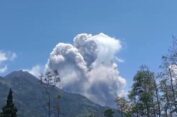Abu Vulkanik Gunung Merapi Mengarah ke Barat Laut