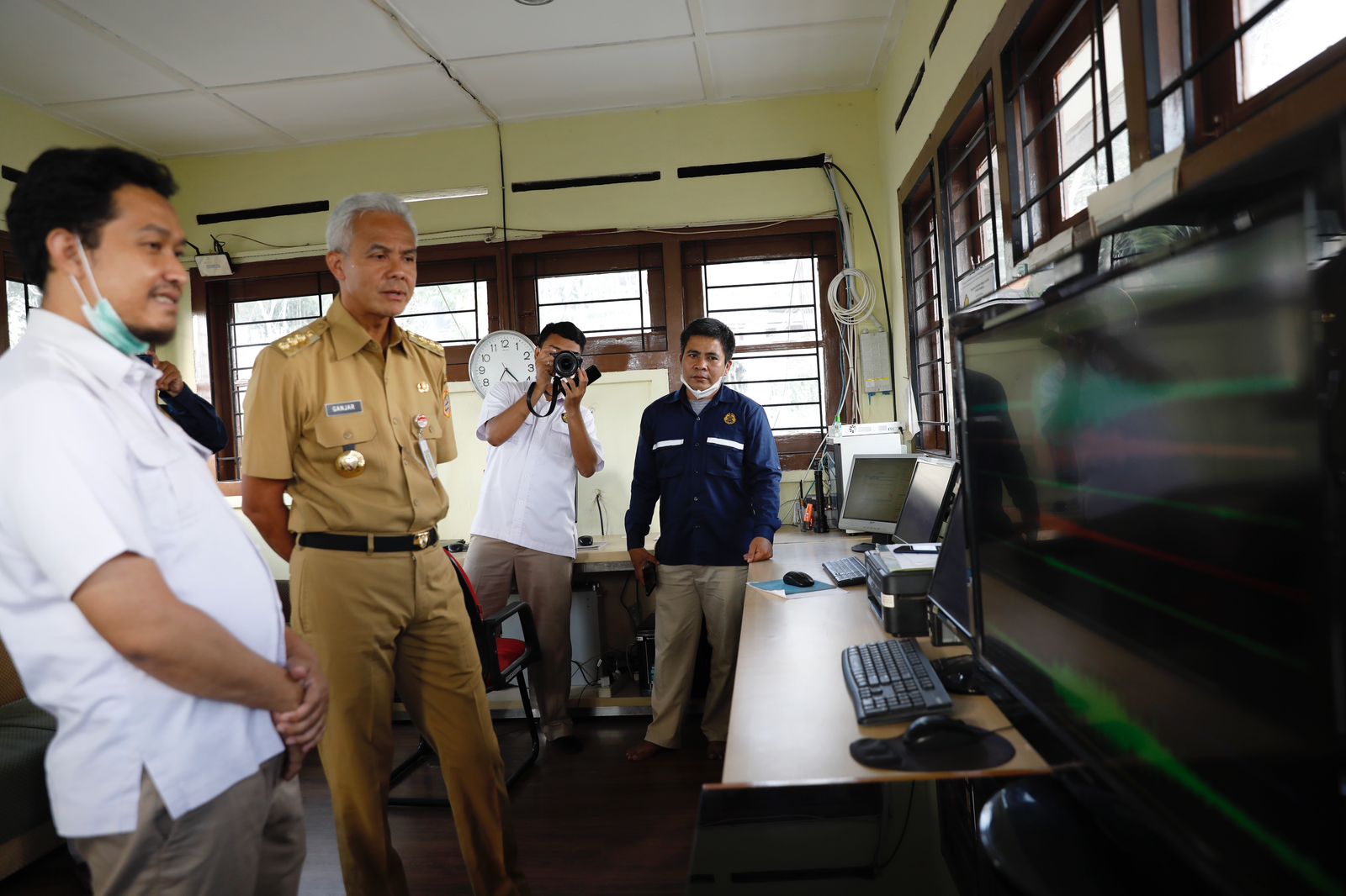 Kunjungi Pos Babadan, Ganjar Pantau Langsung Aktivitas Merapi; Masih Fluktuatif