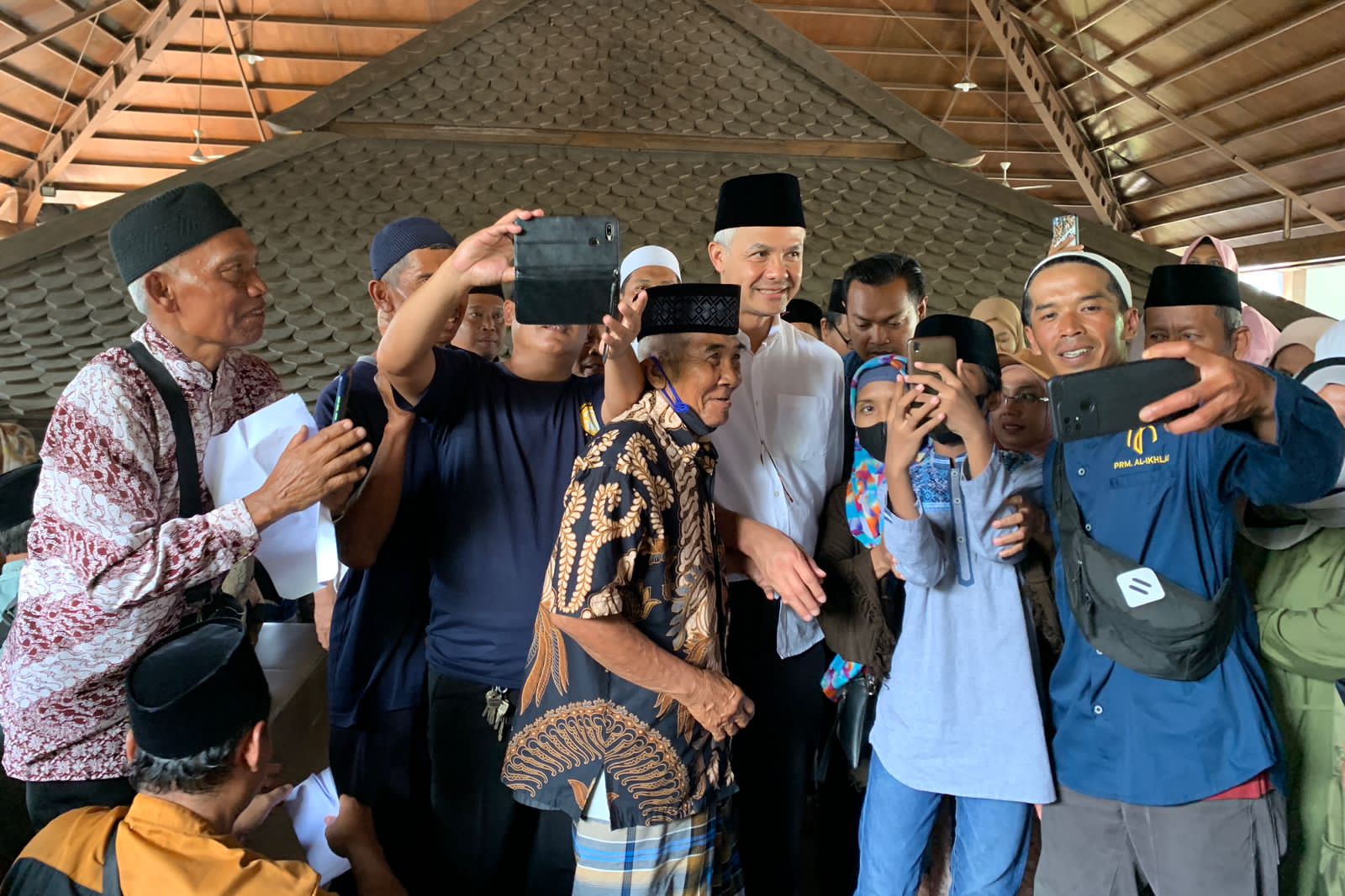 Kerinduan Ganjar dan Peziarah Makam Walisongo Jelang Ramadan