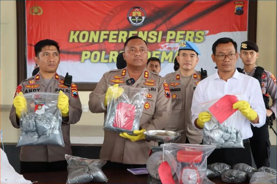 Satreskrim Polres Demak Tangkap 4 Penjual Obat Petasan, 40 Kg Bubuk Petasan Disita