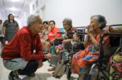 Setelah Ponpes dan Panti Asuhan, Ganjar Berbagi Kebahagiaan di Wisma Lansia