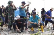 Cegah Abrasi, Wapalhi Unisnu Jepara Tanam Ribuan Mangrove di Pantai Kropak