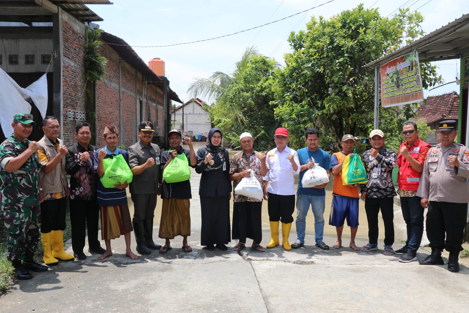 Terdampak Banjir, Bupati Demak Serahkan Bantuan kepada Warga Desa Ploso