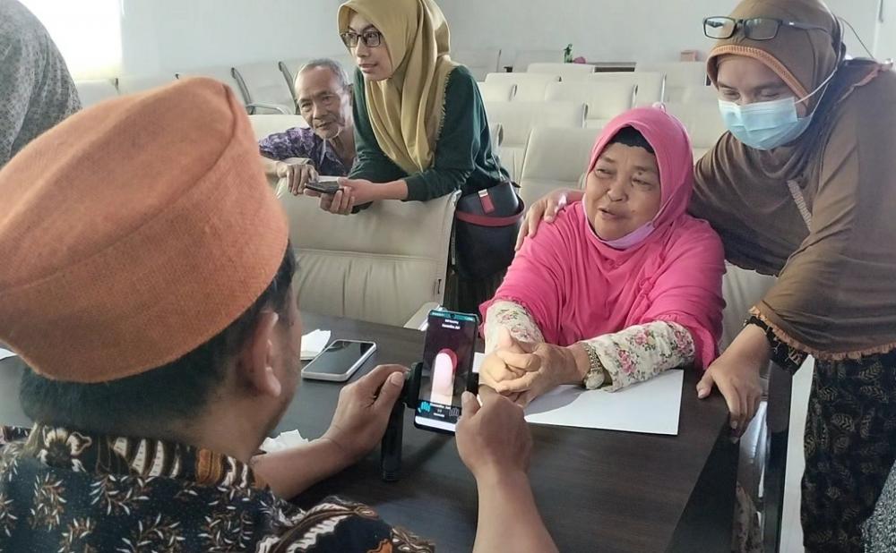 Didominasi Lansia, Kemenag Batang Dampingi Perekaman Biometric Calon Jemaah Haji