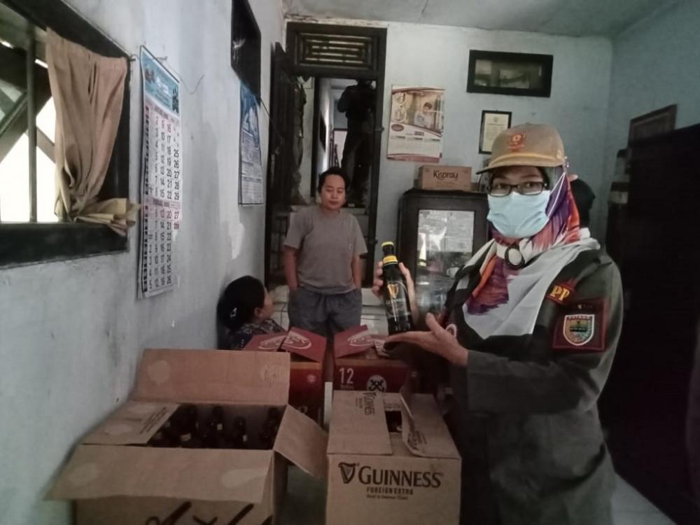 Ratusan Botol Miras Disita Satpol PP Batang