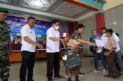 Peduli Sesama, DRMC UMK Salurkan 47 School Kit di Desa Karangrowo