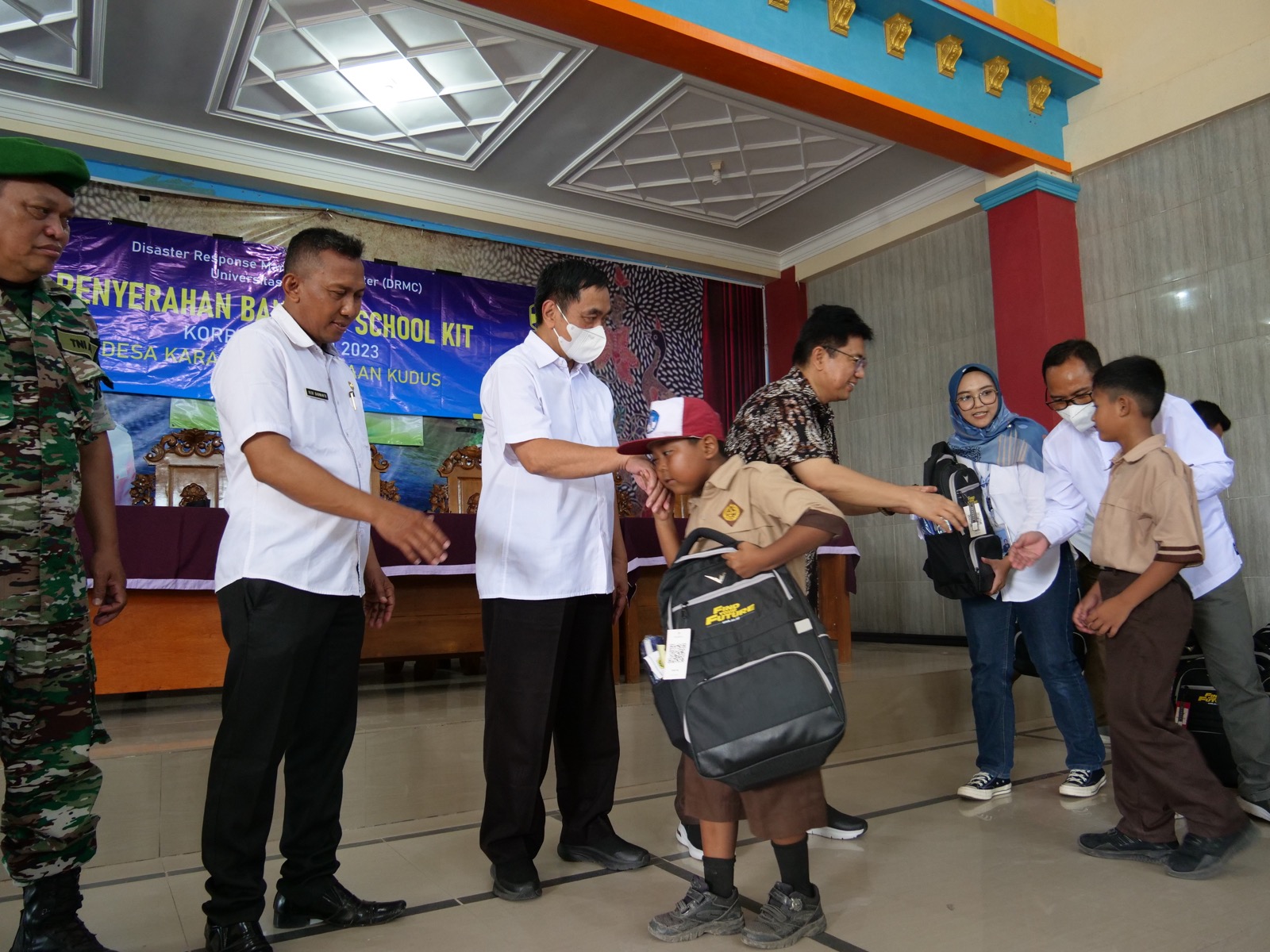 Peduli Sesama, DRMC UMK Salurkan 47 School Kit di Desa Karangrowo