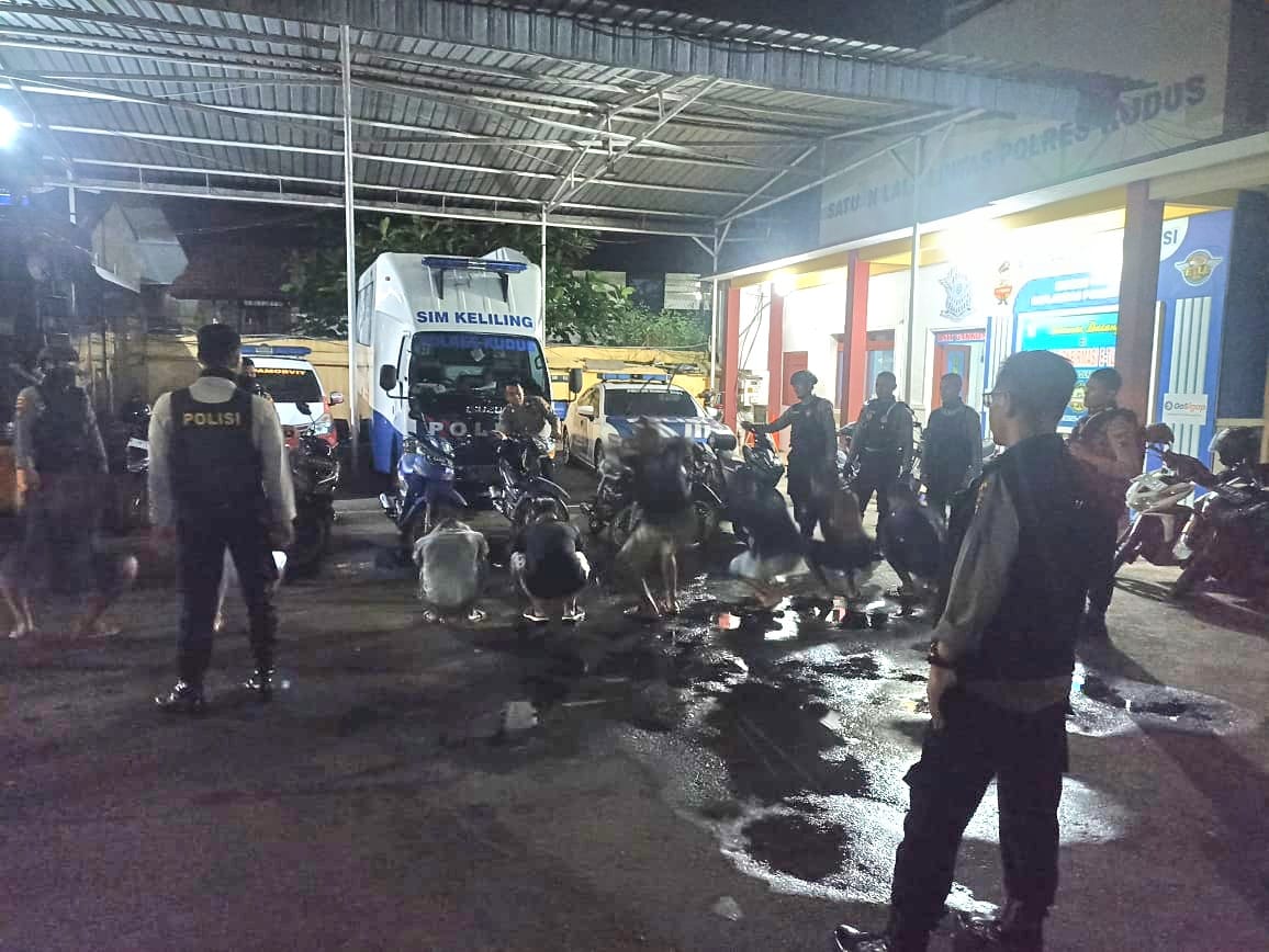 Ganggu Warga Salat, Delapan Pemuda Diciduk Polisi