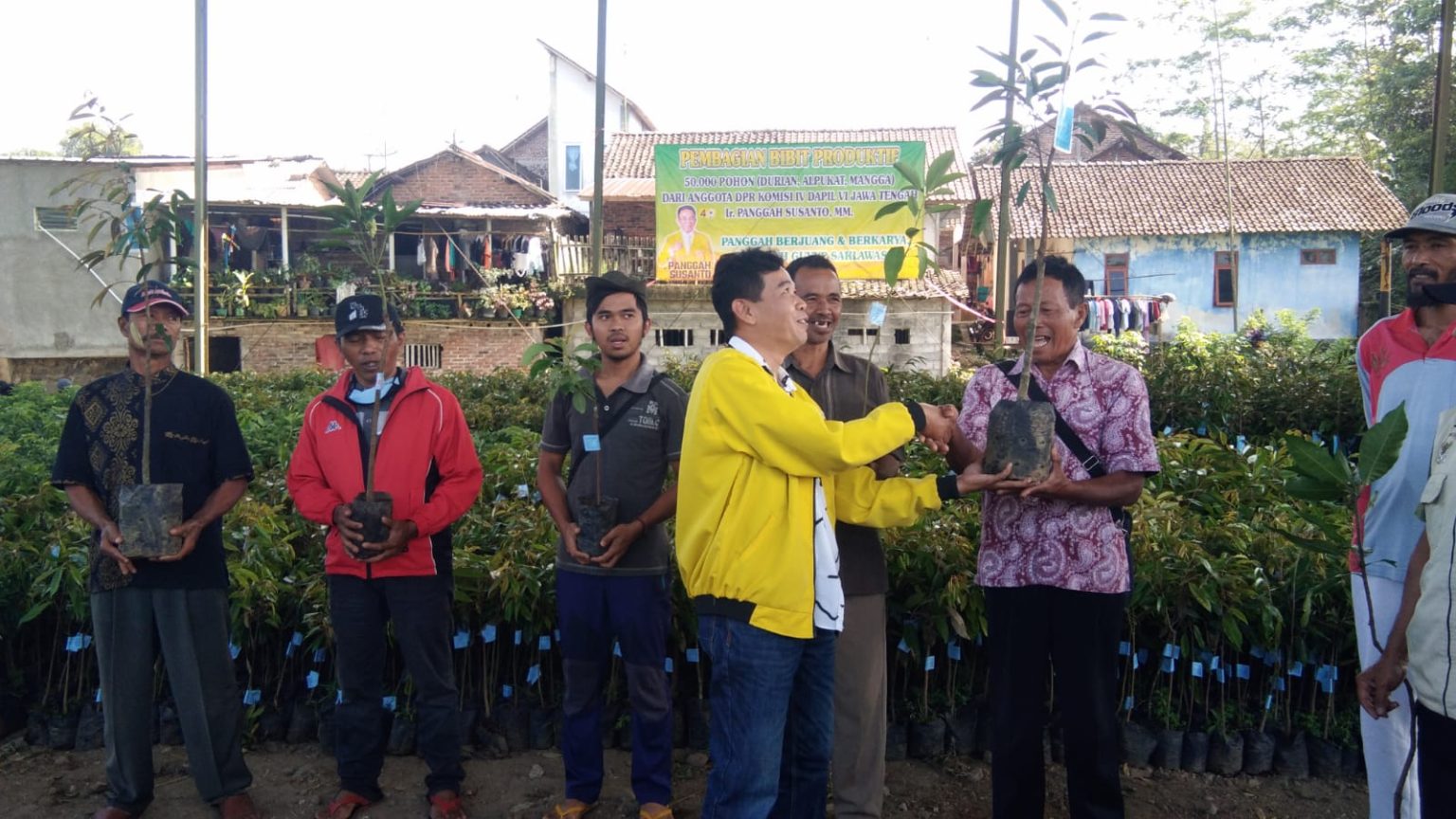 Petani Temanggung Terima Bantuan Puluhan Ribu Bibit Tanaman Buah
